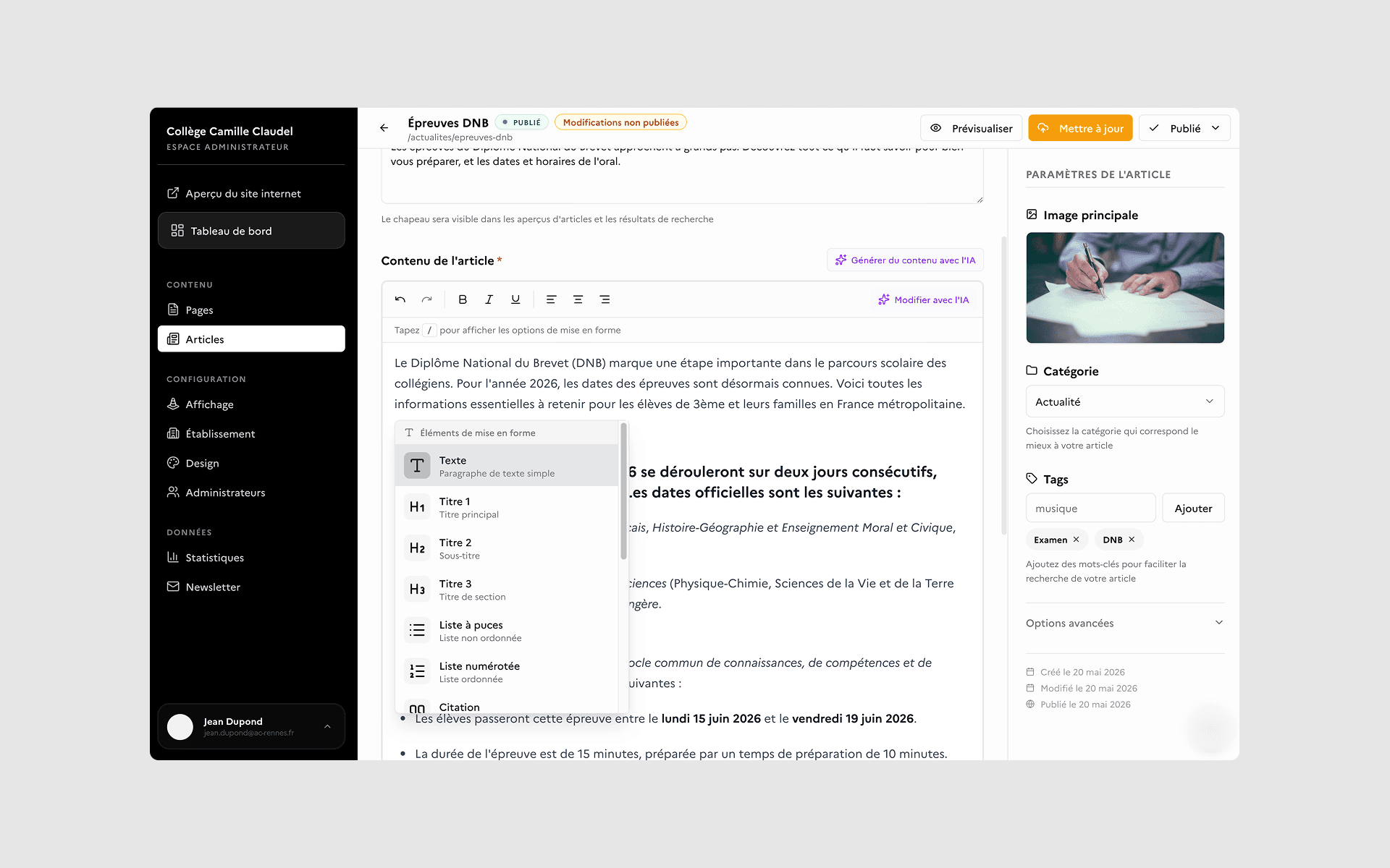 The article editor open on a news post about national exams: the / command reveals the list of formatting elements - text, headings, lists, quote - while the right-hand panel gathers the featured image, the category and the article's tags.